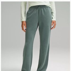 Lululemon Softstreme High-Rise Pant
Regular.